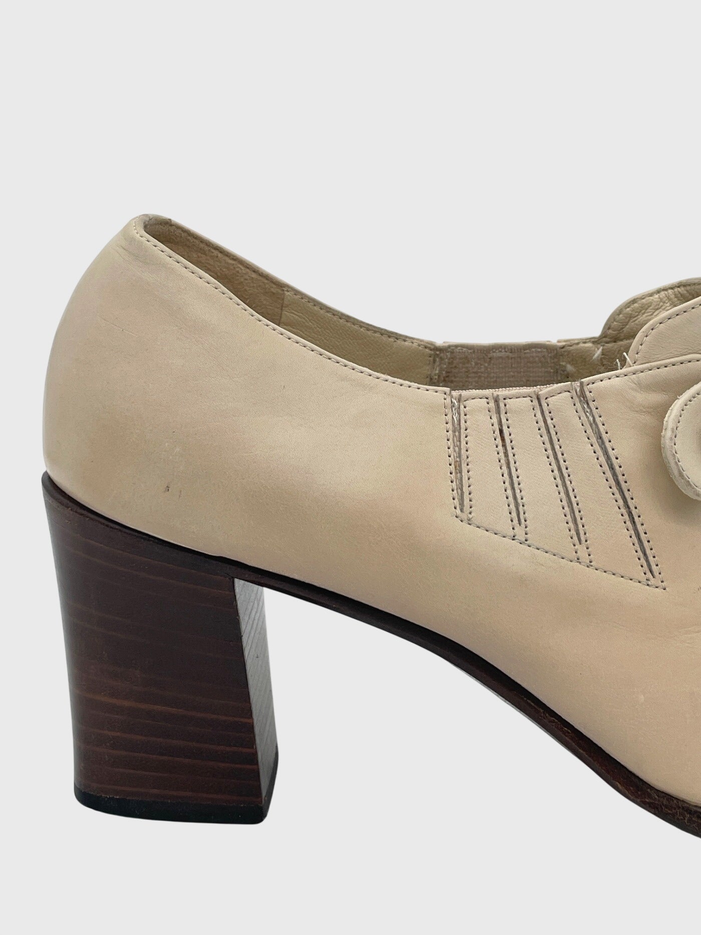 Bally Vintage Button Detail Pump EU 39 Beige