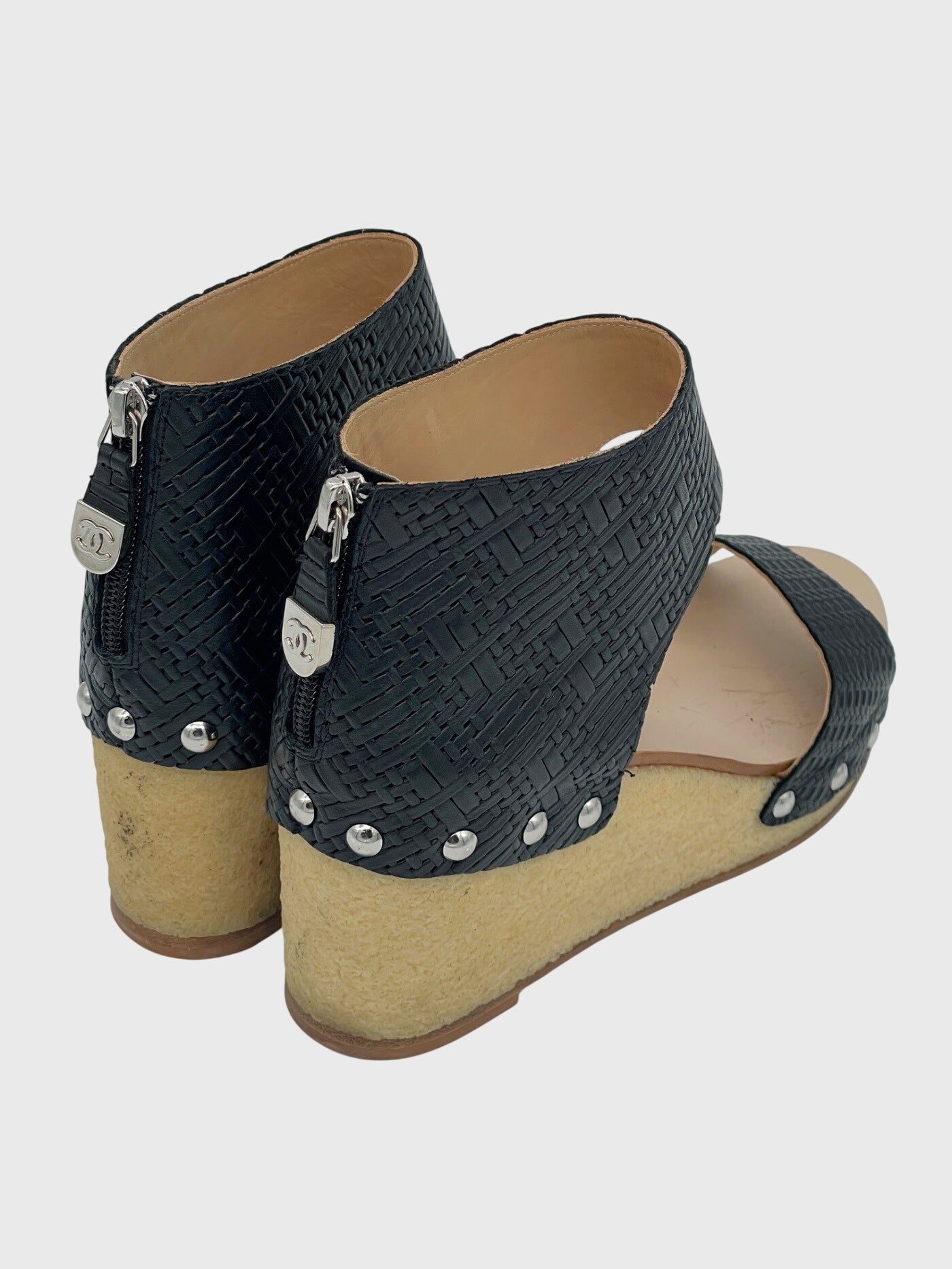 Chanel Woven Wedge Studded Sandale mit Absatz EU 39 Schwarz - Image 4