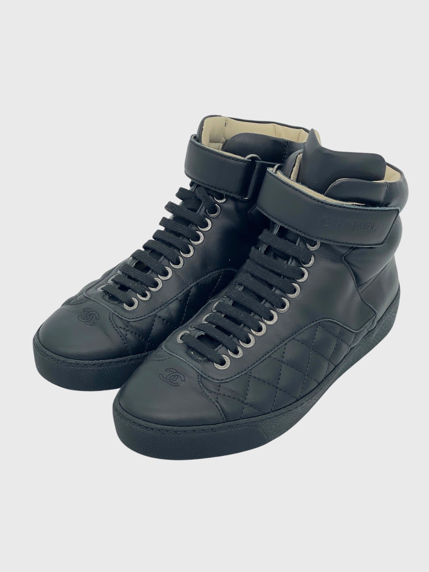 Chanel Quilted Lambskin High Top Sneaker EU 37.5 Schwarz