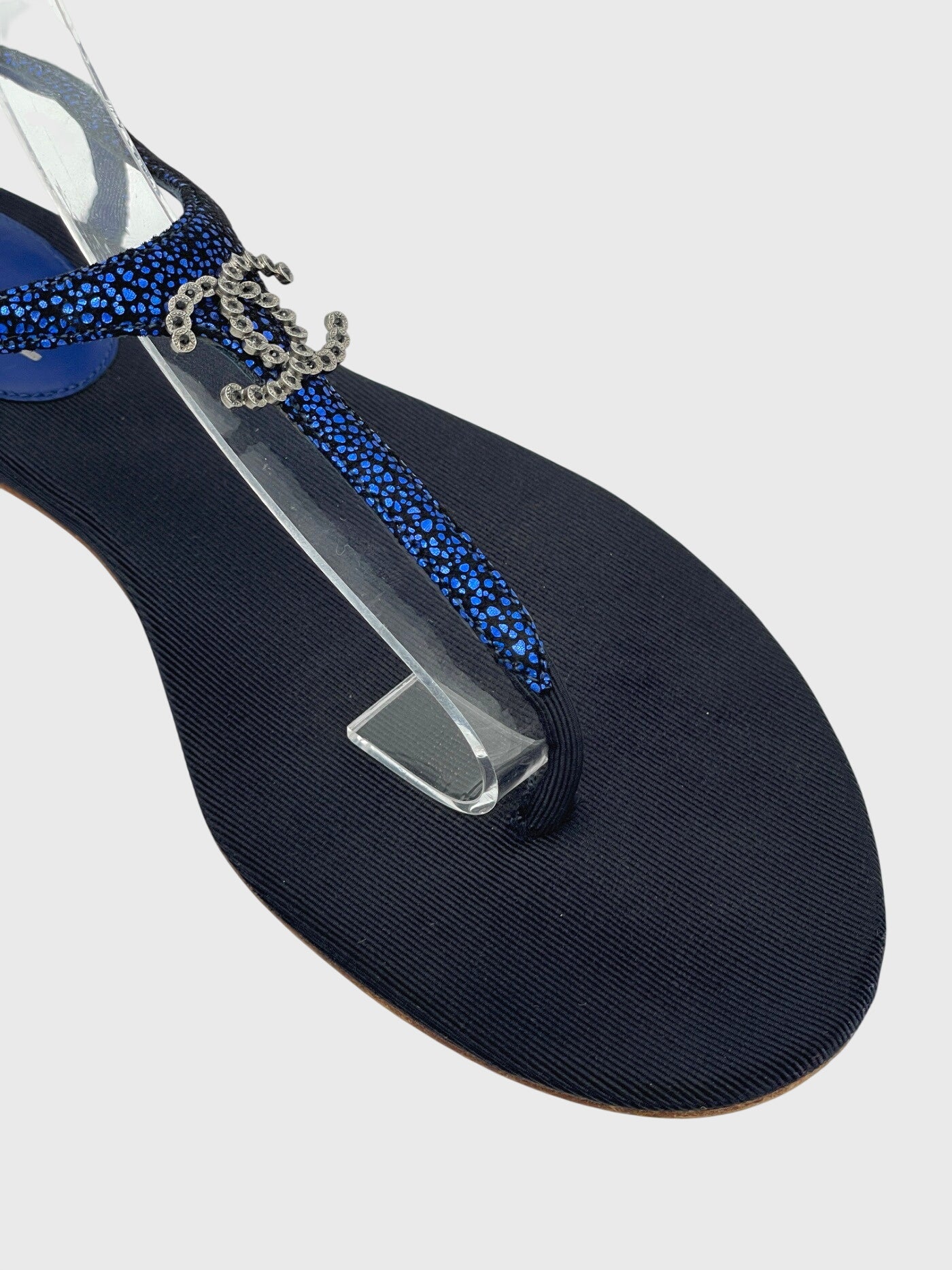Chanel CC Logo Thong Zehensteg Sandale EU 38 Blau - Image 6