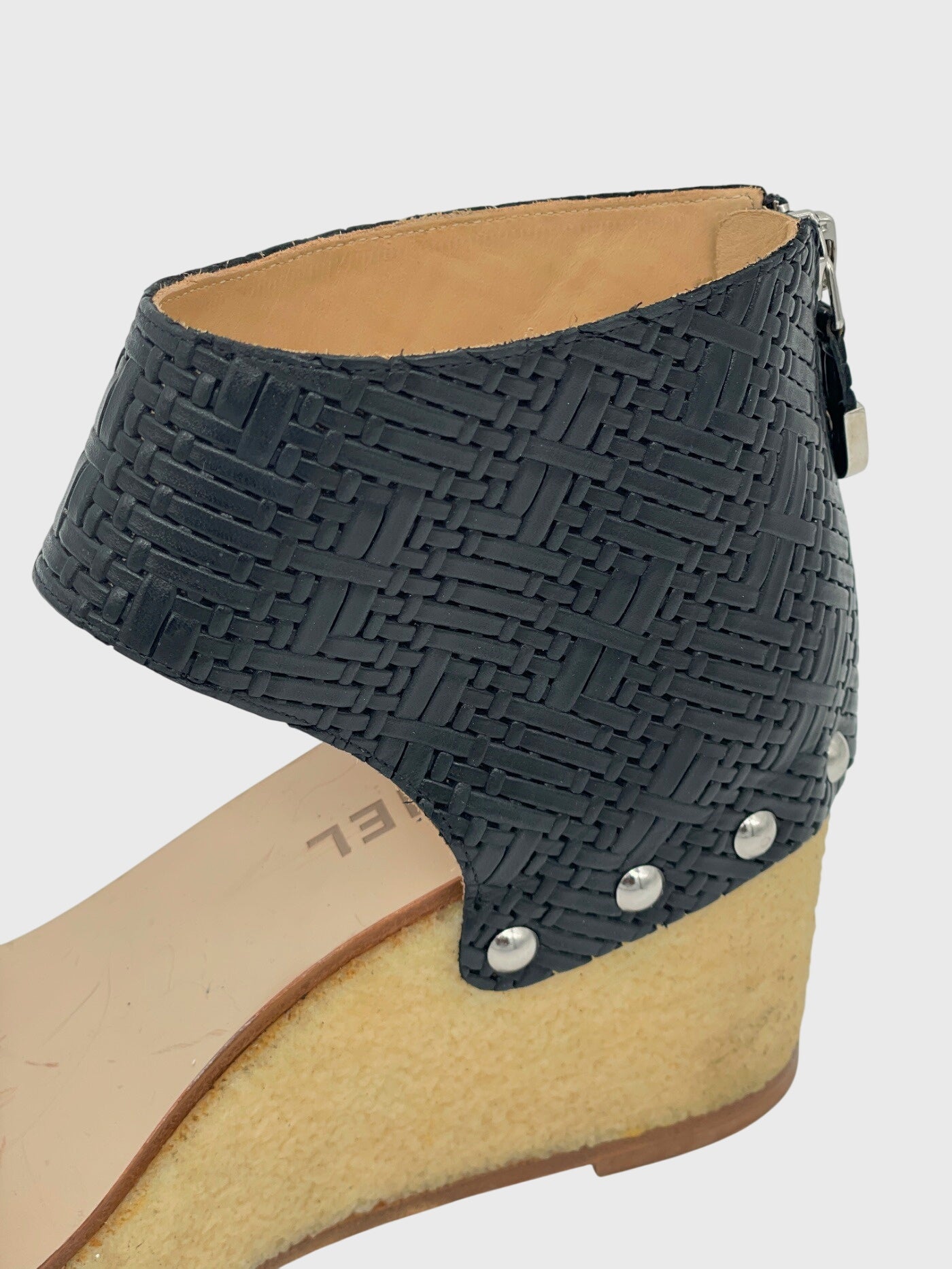 Chanel Woven Wedge Studded Sandale mit Absatz EU 39 Schwarz - Image 7