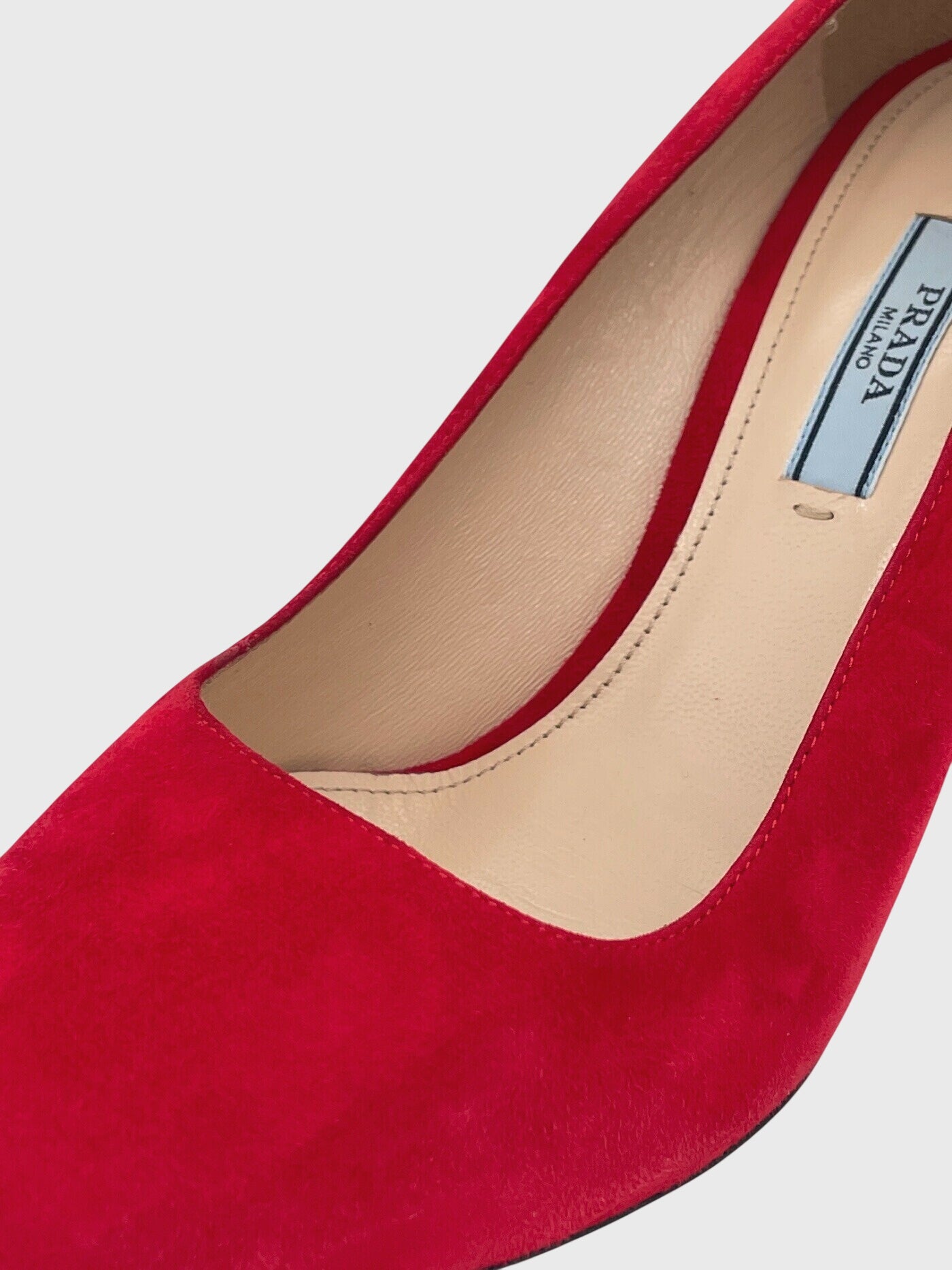 Prada Pointed Toe Suede Pump EU 39.5 Rot
