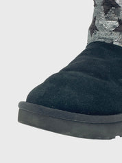 UGG Classic Short Sequin Stars Ankle Boot EU 41 Schwarz