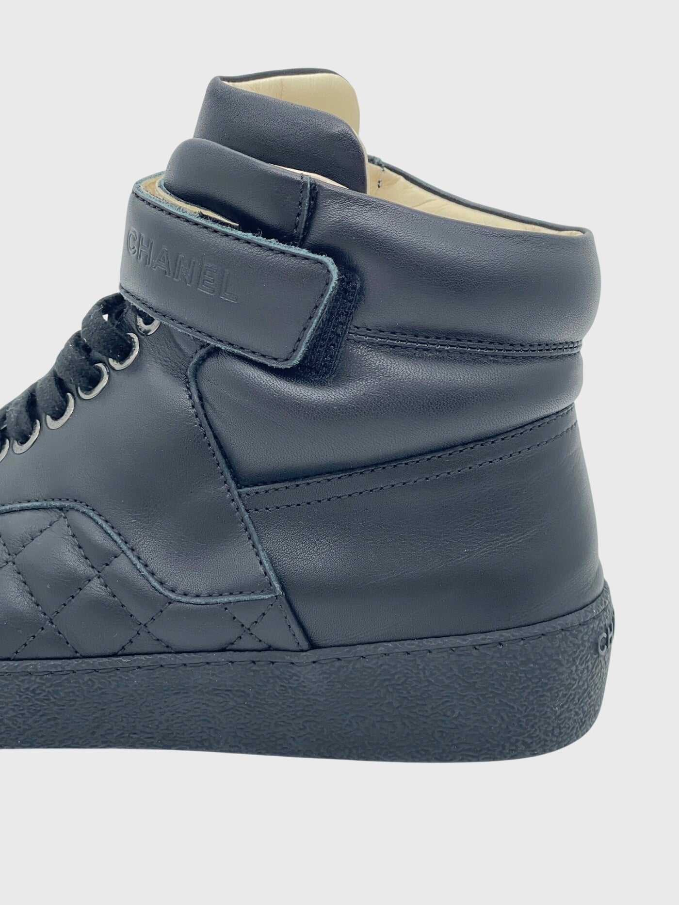 Chanel Quilted Lambskin High Top Sneaker EU 37.5 Schwarz