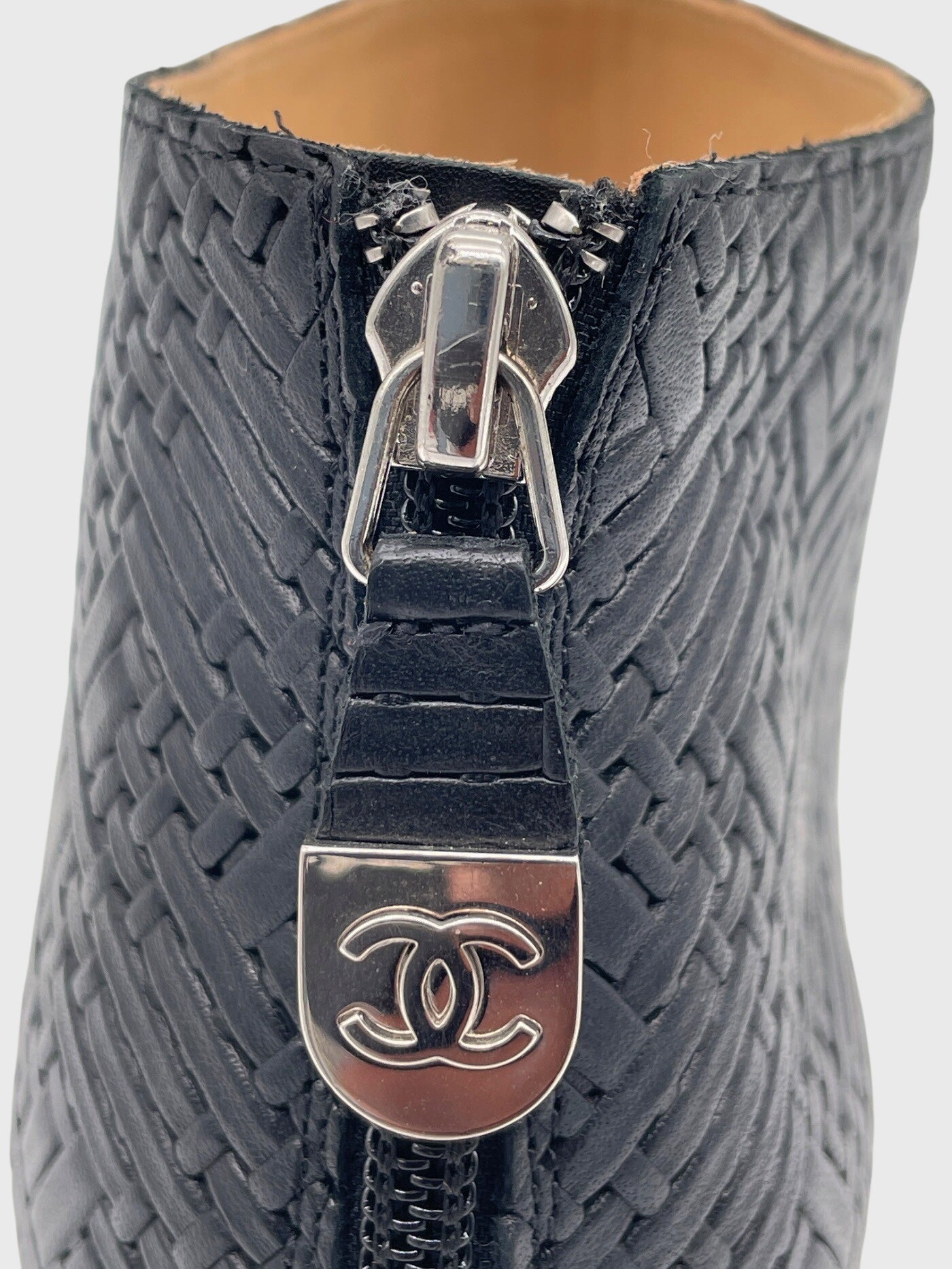 Chanel Woven Wedge Studded Sandale mit Absatz EU 39 Schwarz - Image 9