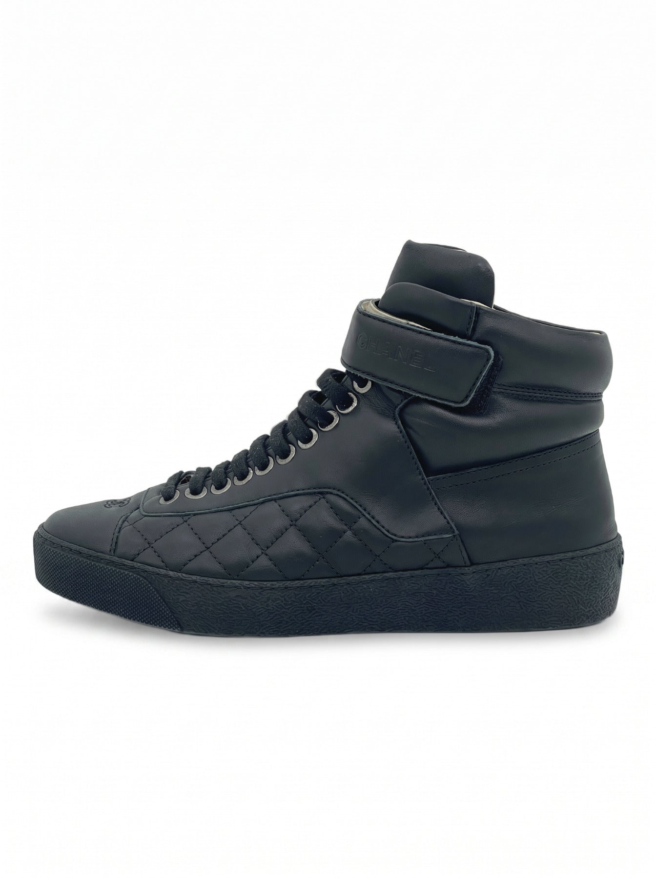 Chanel Quilted Lambskin High Top Sneaker EU 37.5 Schwarz