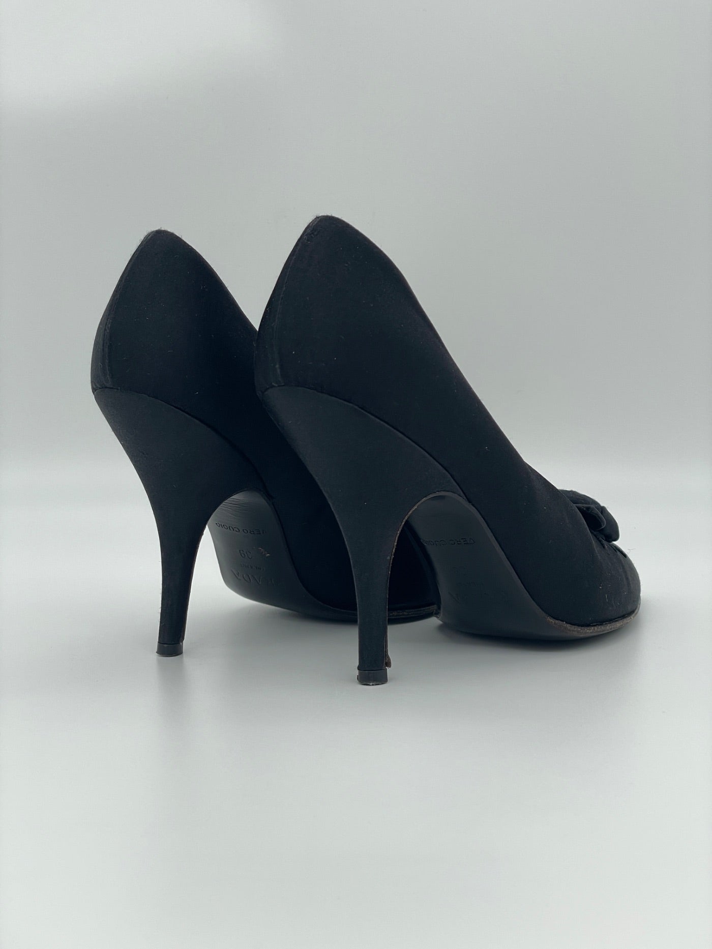 Prada Rose Satin Pump EU 39 Schwarz